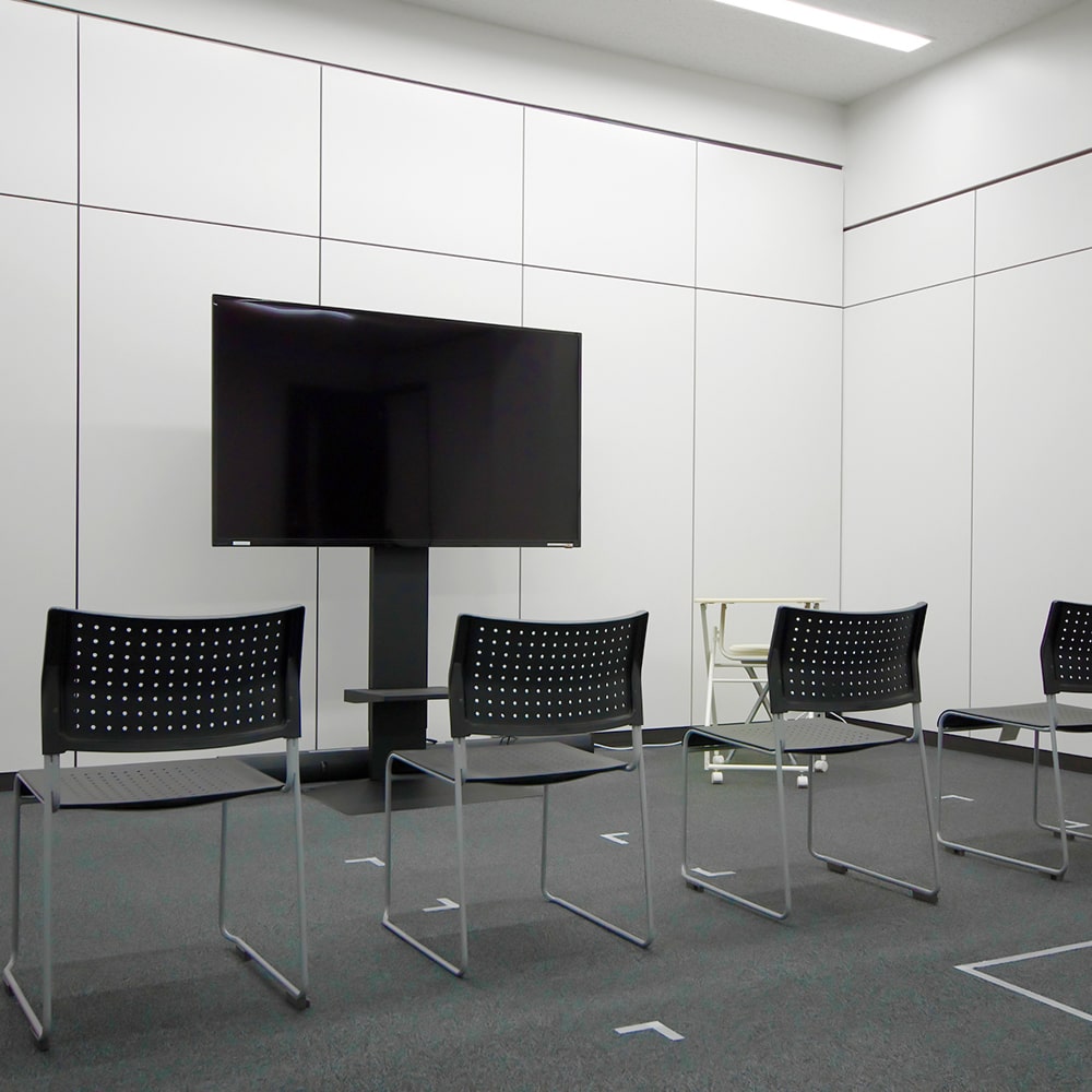 <b>[セミナールーム]</b><br />10数人程度のお客さま向けセミナーや社内勉強会も行える会議室。